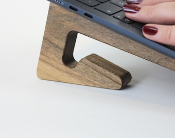 Supporto verticale per laptop in legno fatto a mano: noce o quercia, design ergonomico