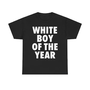 Puede incluir: Camiseta negra con texto blanco que dice "White Boy of the Year".