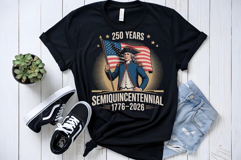 K&ouml;nnte beinhalten: Schwarzes T-Shirt mit einer Grafik zum 250. Jahrestag der Vereinigten Staaten. Das Design zeigt eine koloniale Figur, die eine amerikanische Flagge h&auml;lt, mit dem Text "250 Years Semiquincentennial 1776-2026."