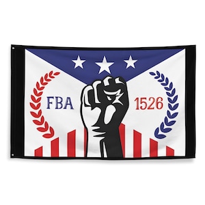 Puede incluir: Una bandera con borde negro presenta un puño negro levantado en el centro. La parte superior tiene un triángulo azul con tres estrellas blancas. Rayas rojas y blancas en la parte inferior. El texto "FBA" y "1526" están en la bandera.