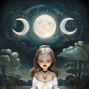 K&ouml;nnte beinhalten: Eine Frau mit langen blonden Haaren sitzt in meditativer Haltung auf einer Lotusbl&uuml;te. Sie tr&auml;gt ein wei&szlig;es Oberteil mit Spitze und eine schwarze Hose. Vor ihr brennt eine Kerze. Der Hintergrund ist ein dunkler Wald mit einem Vollmond und zwei Sichelmonden am Himmel.