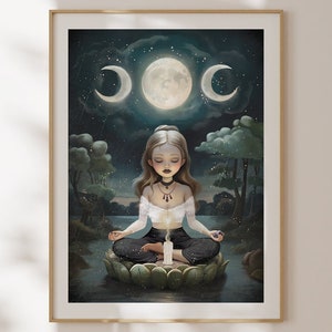 K&ouml;nnte beinhalten: Eine Frau meditiert auf einer Lotusblume in einem dunkelblauen See, umgeben von einem sternenklaren Nachthimmel mit drei Monden. Sie tr&auml;gt ein wei&szlig;es Hemd und eine schwarze Hose und h&auml;lt eine brennende Kerze in ihren H&auml;nden.