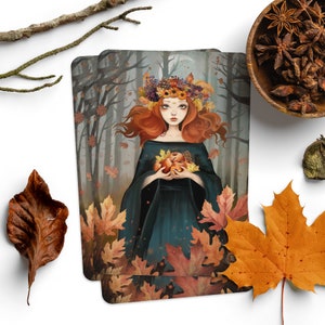 K&ouml;nnte beinhalten: Eine fantasievolle Illustration einer Frau mit langen roten Haaren, die eine Krone aus Herbstbl&auml;ttern tr&auml;gt und eine Handvoll kleiner K&uuml;rbisse h&auml;lt. Sie steht in einem Wald mit Herbstlaub.