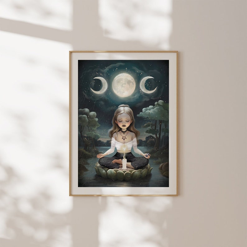 K&ouml;nnte beinhalten: Eine Frau meditiert auf einer Lotusblume in einem dunkelblauen See, umgeben von einem sternenklaren Nachthimmel mit drei Monden. Sie tr&auml;gt ein wei&szlig;es Hemd und eine schwarze Hose und h&auml;lt eine brennende Kerze in ihren H&auml;nden.