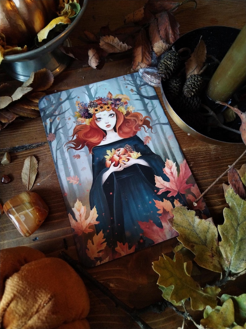 K&ouml;nnte beinhalten: Eine Fantasy-Illustration einer Frau mit langen roten Haaren, die eine Krone aus Herbstlaub tr&auml;gt und eine Handvoll roter und orangefarbener Beeren h&auml;lt. Sie steht in einem Wald mit Herbstlaub.