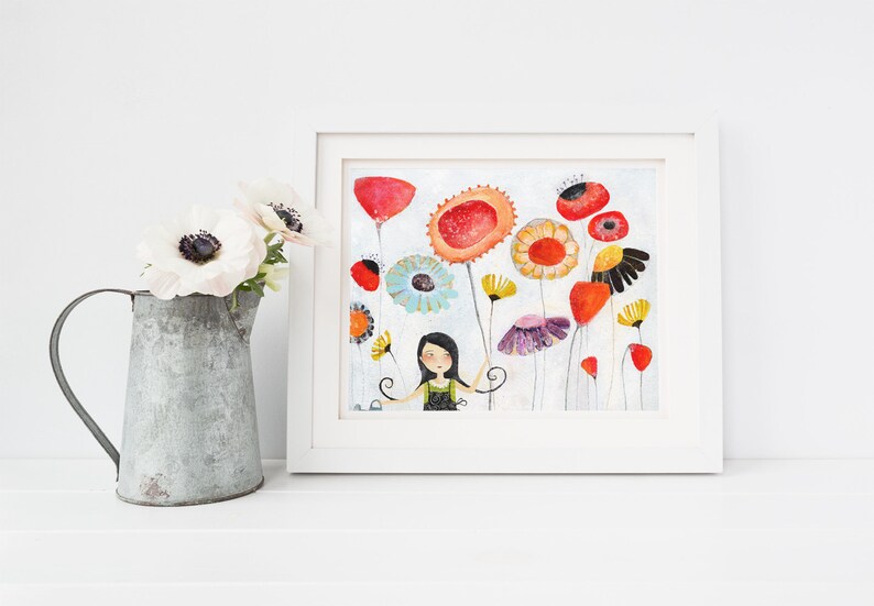 K&ouml;nnte beinhalten: Eine gerahmte Illustration eines M&auml;dchens, das in einem Feld mit bunten Blumen steht. Die Blumen sind rot, orange, gelb, blau und lila. Das M&auml;dchen tr&auml;gt ein gr&uuml;nes Shirt und einen schwarzen Rock. Der Hintergrund ist wei&szlig;.