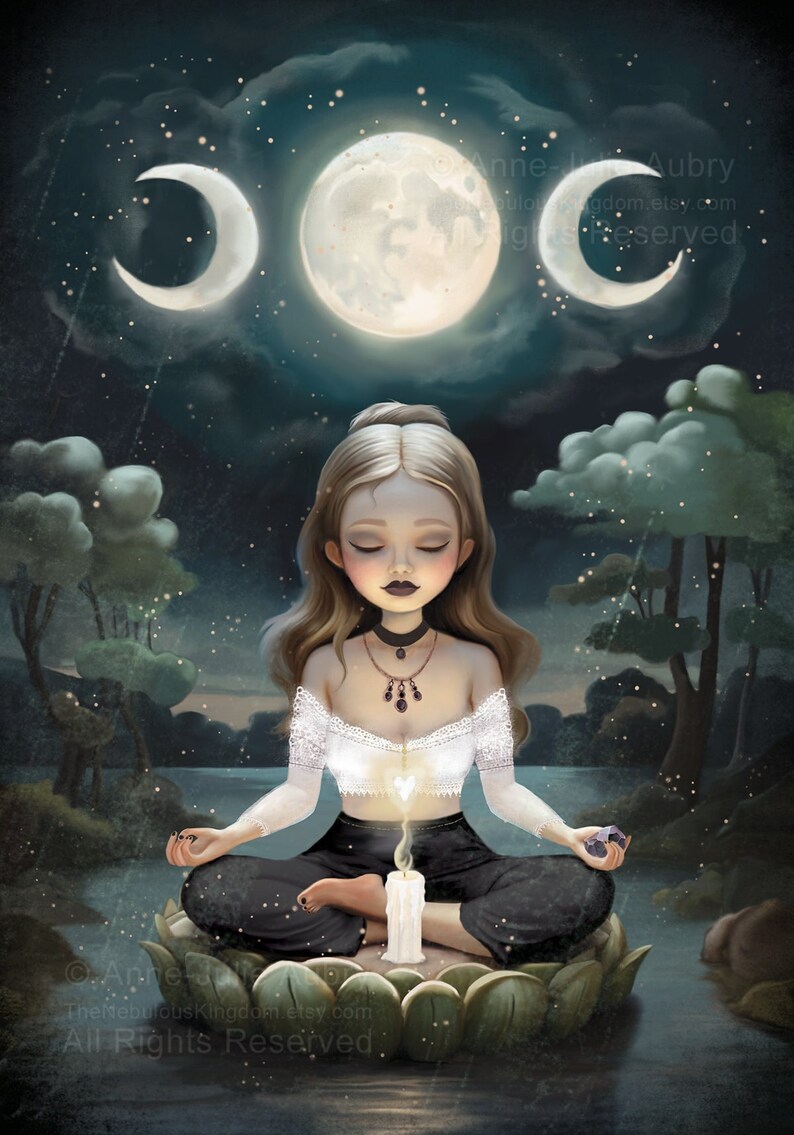 K&ouml;nnte beinhalten: Eine Frau mit langen blonden Haaren sitzt in meditativer Haltung auf einer Lotusbl&uuml;te. Sie tr&auml;gt ein wei&szlig;es Oberteil mit Spitze und eine schwarze Hose. Vor ihr brennt eine Kerze. Der Hintergrund ist ein dunkler Wald mit einem Vollmond und zwei Sichelmonden am Himmel.
