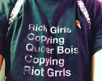 Rich Girls copiando Queer Bois copiando Riot Grrls Camiseta, camiseta imitação, camiseta meme, garotos gays, riot girlz, serigrafia punk, serigrafia