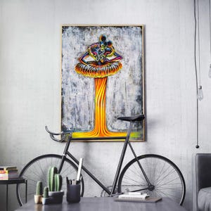 Pode incluir: Uma bicicleta preta com uma pintura abstrata amarela e laranja pendurada em uma parede cinza. A pintura apresenta uma figura com uma saia amarela grande e uma coroa preta e azul.