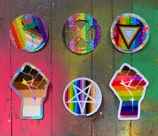 1000 Adesivi LGBTQ Arcobaleno + 4 Bracciali - Cuori E Bandiere Per Pride, Gay, Lesbo