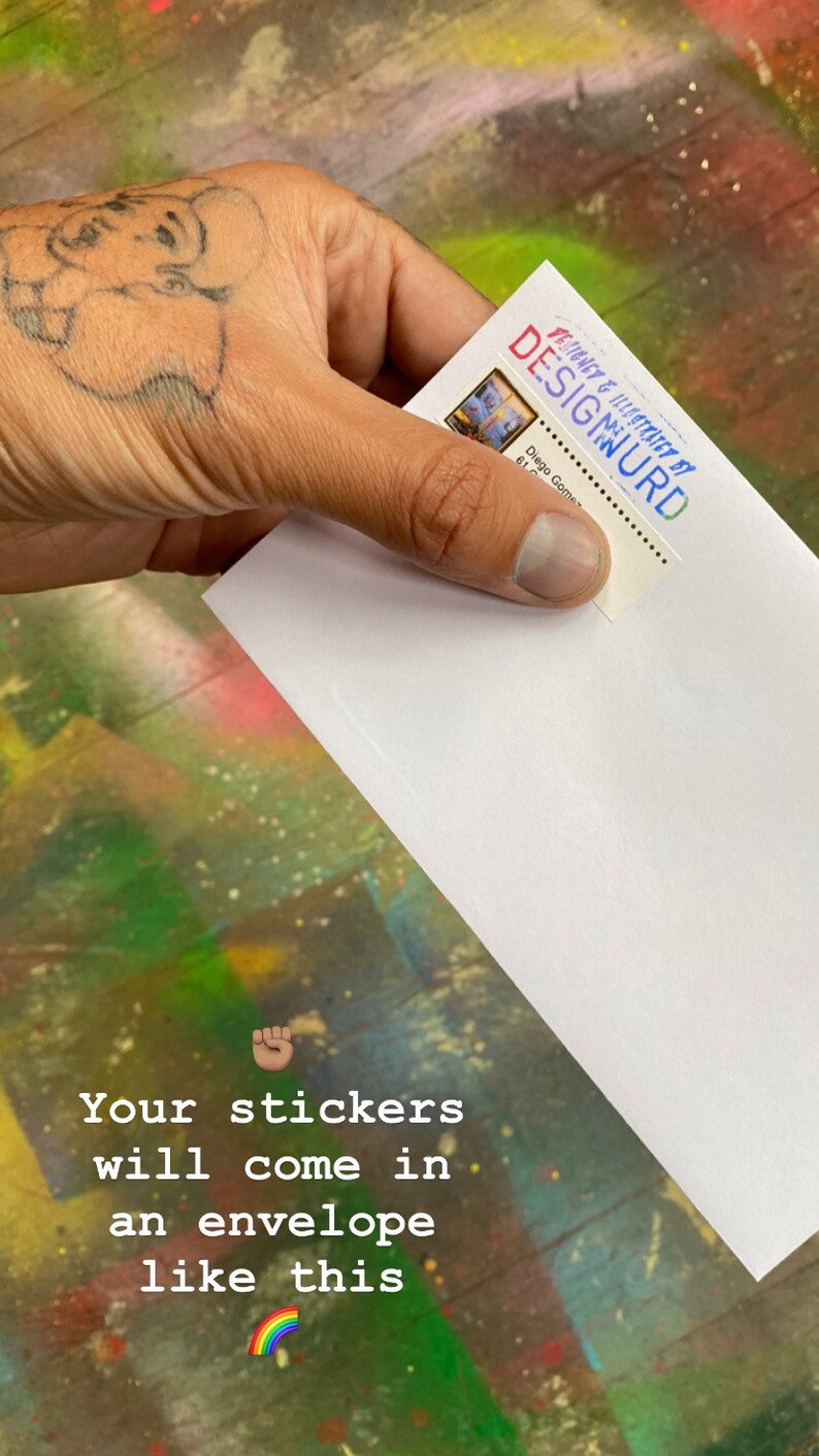 Pode incluir: Um envelope branco com um adesivo na frente. O adesivo tem uma imagem colorida e o texto "DESIGNED & ILLUSTRATED BY DESIGMURD" e "Diego Gomez". O texto "Your stickers will come in an envelope like this" est&aacute; escrito abaixo do envelope.