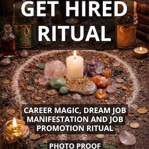Puede incluir: Una disposición de velas, cristales y monedas sobre una superficie de madera. El texto "GET HIRED RITUAL" se muestra encima de la frase "CAREER MAGIC, DREAM JOB MANIFESTATION AND JOB PROMOTION RITUAL". También se ven las palabras "PHOTO PROOF" y "FAST RESULT".