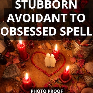 Può includere: Una scena mistica con il testo "STUBBORN AVOIDANT TO OBSESSED SPELL". L'immagine presenta candele rosse, una disposizione a forma di cuore e il testo "PHOTO PROOF FAST RESULT".
