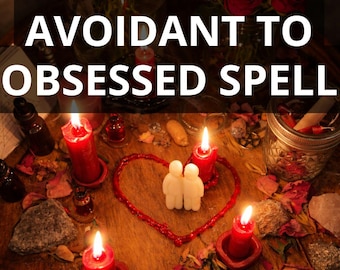 Może przedstawiać: Mistyczna scena z napisem "STUBBORN AVOIDANT TO OBSESSED SPELL". Obraz przedstawia czerwone świece, aranżację w kształcie serca oraz tekst "PHOTO PROOF FAST RESULT".