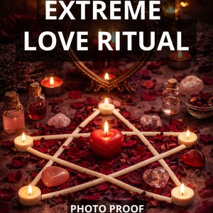 Puede incluir: Arreglo para un ritual de amor con un pentagrama hecho de palos blancos, rodeado de pétalos de rosas rojas y velas encendidas. Se muestra el texto "EXTREME LOVE RITUAL", "PHOTO PROOF" y "FAST RESULT".
