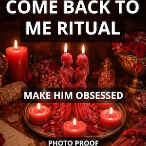 Può includere: Una scena mistica con candele rosse accese, petali di rosa e una candela scolpita raffigurante due figure che si abbracciano. Il testo recita "COME BACK TO ME RITUAL" e "MAKE HIM OBSESSED". Altri testi includono "PHOTO PROOF" e "FAST RESULT".