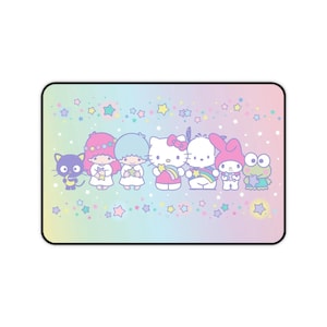 Puede incluir: Una ilustración colorida de Little Twin Stars, Hello Kitty, My Melody y Keroppi sobre un fondo pastel con estrellas. Los personajes sonríen y sostienen estrellas.
