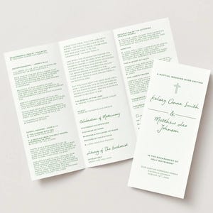Puede incluir: Un programa de misa de boda con una cruz y los nombres "Kelsey Anne Smith & Matthew Leo Johnson" impresos en tinta verde. El programa es plegable y contiene texto sobre la ceremonia.