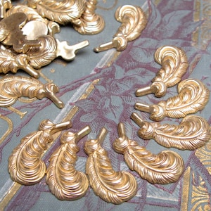Vintage Gold Quills Appliques Plume Feathers Made in Japan Gold Plastic Frame Embellishment Charm Jewelry Findings Dress Sew On Ornament 6pc image 1