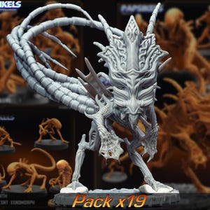 Könnte beinhalten: Rustikales Holzschild mit dem weißen Schriftzug "Welcome to our home". Das Schild hat eine Used-Optik und ein schlichtes, einladendes Design für den Eingangsbereich.