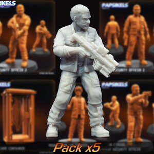 Peut inclure: Un lot de cinq figurines miniatures. La figurine centrale est un homme gris clair tenant un fusil. Autour de la figurine centrale se trouvent d'autres figurines dans des tons orange et marron. Le texte "Pack x5" est au bas de l'image.