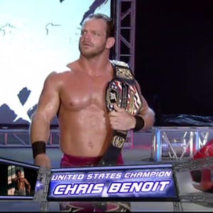 Könnte beinhalten: Ein Mann ohne Hemd hält einen Championgürtel in einem Wrestling-Ring. Der Gürtel ist gold und schwarz mit aufwendigen Details. Der Text "UNITED STATES CHAMPION" und "CHRIS BENOIT" wird auf einem Bildschirm im Vordergrund angezeigt.