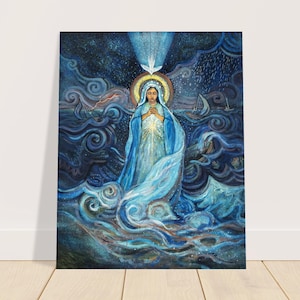 Op de afbeelding: Een verticaal schilderij toont een serene figuur in een blauwe jurk, handen gevouwen in gebed, omringd door wervelend blauw water en een sterrenhemel. Een gouden halo omcirkelt het hoofd van de figuur, met een lichtstraal van bovenaf. Zeilboten zijn zichtbaar op de achtergrond.