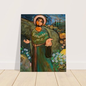 Może przedstawiać: Malowidło przedstawiające mężczyznę w zielonej szacie z napisem "Pamiętaj o mnie" na piersi. Stoi na polu z niebieskimi kwiatami i trzema krzyżami w tle.