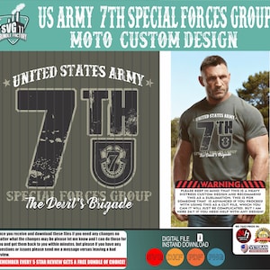 Könnte beinhalten: Olivgrünes T-Shirt mit einem verwitterten Grafikdesign mit "US Army 7th Special Forces Group" und "The Devil's Brigade". Das Design enthält den Text "United States Army" und die Zahl "7th". Ein Mann trägt das T-Shirt.
