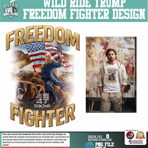 Könnte beinhalten: Ein digitales Design mit dem Text "FREEDOM FIGHTER" in goldfarbenen Buchstaben. Das Design enthält eine Illustration einer Person, die eine amerikanische Flagge hält und auf einem Bären reitet. Das Bild zeigt auch einen Mann, der ein T-Shirt mit dem gleichen Design trägt.