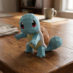 Puede incluir: Una figura de papel low-poly de una criatura tortuga bípeda con piel azul claro, vientre amarillo y caparazón marrón. La figura presenta grandes ojos oscuros con detalles rojos, una cabeza redondeada y una cola gruesa, hecha de facetas geométricas.
