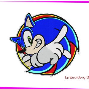 Puede incluir: Un personaje de dibujos animados azul y rojo con un guante blanco, un remolino azul y blanco y el texto "Embroidery Design Sonic".