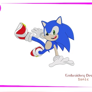 Puede incluir: Diseño de bordado de Sonic the Hedgehog, un erizo azul con zapatos rojos, en una pose de carrera. El diseño es para bordado.