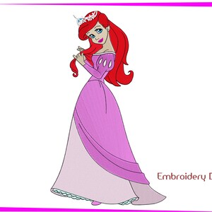 Puede incluir: Diseño de bordado de Ariel, una princesa de Disney, con cabello rojo y un vestido rosa. El diseño incluye una corona y el texto "Embroidery Design Ariel".