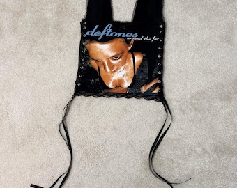 Top con cordones de Deftones rediseñado / Camiseta reciclada de banda / Corsé con ribete de encaje