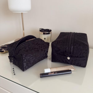 Borsa per il trucco con stampa leopardata in nero con fodera interna nera / Borse cosmetiche da viaggio estetiche / Fatte a mano in Scozia