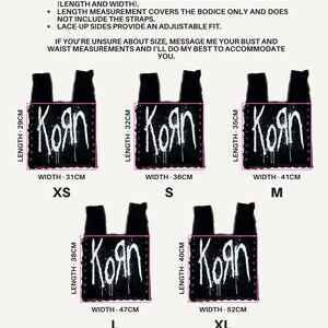 Puede incluir: Top negro con el nombre de la banda "Korn" en letras blancas estilo grafiti. La imagen muestra el top en tallas XS, S, M, L y XL, con medidas de largo y ancho en cent&iacute;metros. El top tiene laterales con cordones.