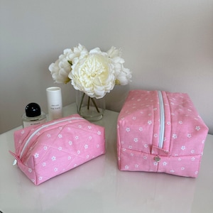 Borsa per il trucco floreale rosa e bianco con fodera interna lilla / Borse cosmetiche da viaggio estetiche / Fatte a mano in Scozia
