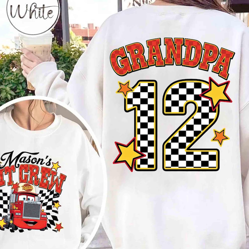 K&ouml;nnte beinhalten: Wei&szlig;es Sweatshirt mit dem Wort "GRANDPA" in roter und gelber Schrift und der Zahl "12" in einem schwarz-wei&szlig;en Schachbrettmuster. Gelbe Sterne umgeben die Zahl. Ein zweites Sweatshirt zeigt den Text "Mason's IT CREW" mit einem Cartoon-Truck.