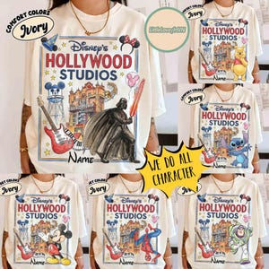 Może przedstawiać: Kremowe koszulki z motywami Disney's Hollywood Studios. Każda koszulka przedstawia inną postać, w tym Darth Vadera, Mickey Mouse, Kubusia Puchatka, Sticha, Spider-Mana i Buzz Lightyear, wraz z logo parku i gitarą.