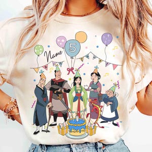 パーソナライズされた名前入りムーランプリンセスバースデーバルーンTシャツ、カスタムディズニームーシュークリキーバースデープレゼントギフト、ディズニーランドファミリートリップTシャツ