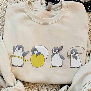 Niedliche lustige Pinguine, die Sport machen Vintage gesticktes Sweatshirt, Stickerei Pinguin-Liebhaber-Geschenk, Pinguin-Bewusstseinstag Rundhalsausschnitt, Pinguin-Geschenk