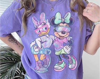 Comfort Colors® クラシックミニーマウス＆デイジーダックシャツ、ディズニー ベストフレンドバケーションシャツ、ディズニーランドガールズペアルック、WDW ベストフレンドコーデ
