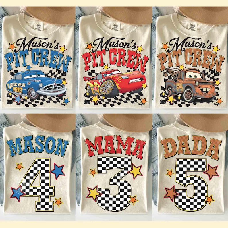 K&ouml;nnte beinhalten: Cremefarbene T-Shirts mit verschiedenen Designs. Drei Shirts zeigen den Text "Mason's Pit Crew" mit verschiedenen Rennwagengrafiken. Die anderen drei Shirts zeigen die W&ouml;rter "Mason", "Mama" und "Dada" mit Zahlen und Sternen.
