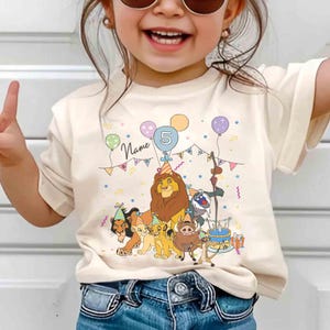 Nom personnalisé âge Roi Lion anniversaire ballon T-shirt, cadeau d'anniversaire personnalisé Disney Simba Timon Pumbaa, t-shirt voyage en famille Disneyland