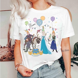 Może przedstawiać: Biała koszulka z kolorową grafiką przedstawiającą postacie z kresk&oacute;wek, balony i tort urodzinowy. Projekt zawiera cyfrę 5 i słowo "Name". Postacie pochodzą z popularnego filmu animowanego.