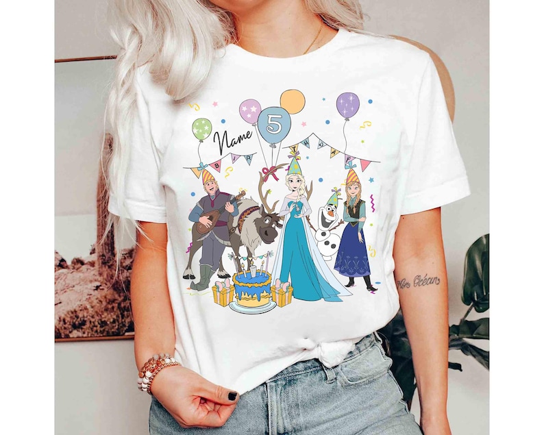 Może przedstawiać: Biała koszulka z kolorową grafiką przedstawiającą postacie z kresk&oacute;wek, balony i tort urodzinowy. Projekt zawiera cyfrę 5 i słowo "Name". Postacie pochodzą z popularnego filmu animowanego.