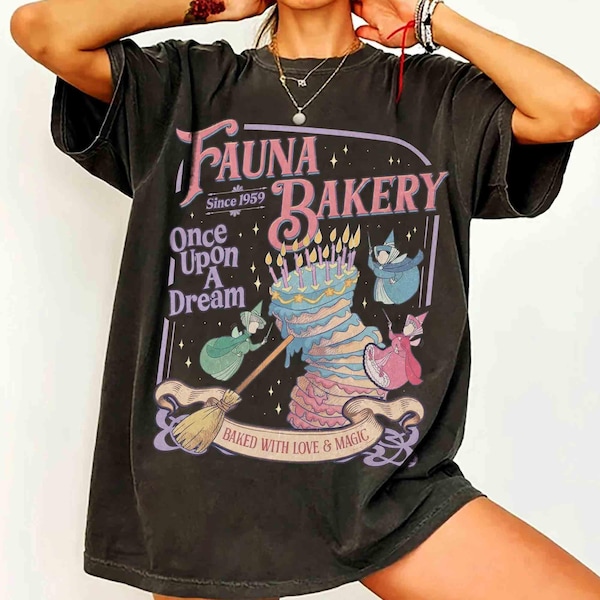 Camiseta retro de Disney "La Bella Durmiente Horneada con Amor y Magia", camiseta de Hada Madrina, camiseta de Princesa Aurora, regalo para viaje familiar a WDW Magic Kingdom