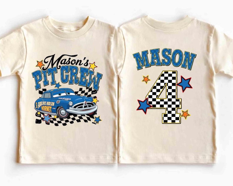 K&ouml;nnte beinhalten: Cremefarbenes T-Shirt mit einem blauen Rennwagen-Motiv und dem Text "Mason's Pit Crew". Auf der R&uuml;ckseite des Shirts steht der Name "Mason" &uuml;ber einer karierten Zahl 4 mit Sternakzenten. Ein lustiges Geburtstags-Shirt.