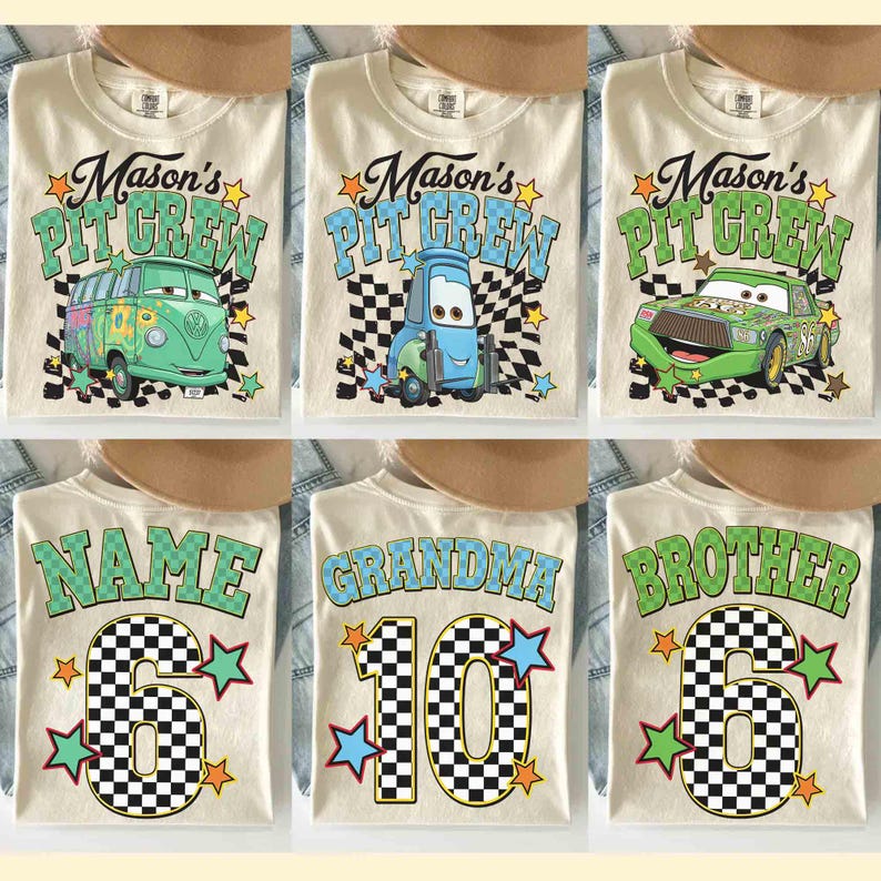 K&ouml;nnte beinhalten: Sechs cremefarbene T-Shirts mit verschiedenen Designs. Drei Shirts tragen die Aufschrift "Mason's Pit Crew" mit Autografiken. Die anderen drei Shirts haben die W&ouml;rter "Name", "Grandma" und "Brother" mit Zahlen und Sternakzenten. Die Shirts werden auf einem Jeanshintergrund pr&auml;sentiert.